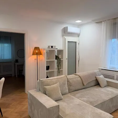 Neu Renoviertes Nahe Flughafen Wien I Mit Parkplatz&2 Schlafzimmer Apartment *