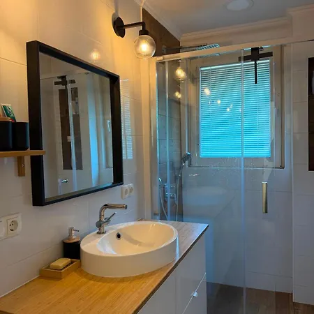 Neu Renoviertes Nahe Flughafen Wien I Mit Parkplatz&2 Schlafzimmer Apartment