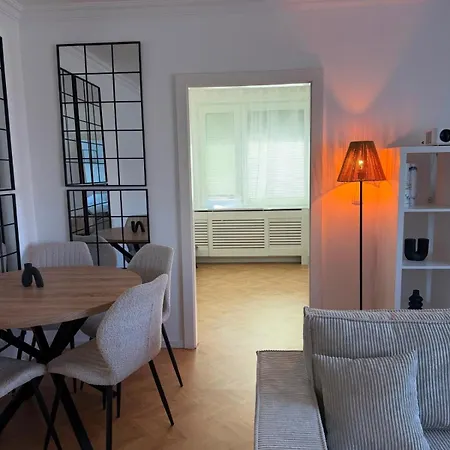 Neu Renoviertes Nahe Flughafen Wien I Mit Parkplatz & 2 Schlafzimmer Appartement