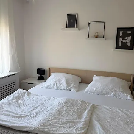 Neu Renoviertes Nahe Flughafen Wien I Mit Parkplatz&2 Schlafzimmer Apartment