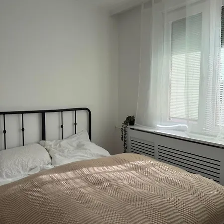 Neu Renoviertes Nahe Flughafen Wien I Mit Parkplatz & 2 Schlafzimmer *